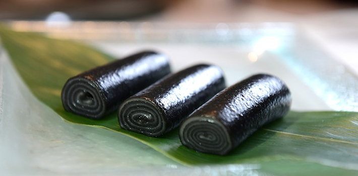 Black sesame rolls